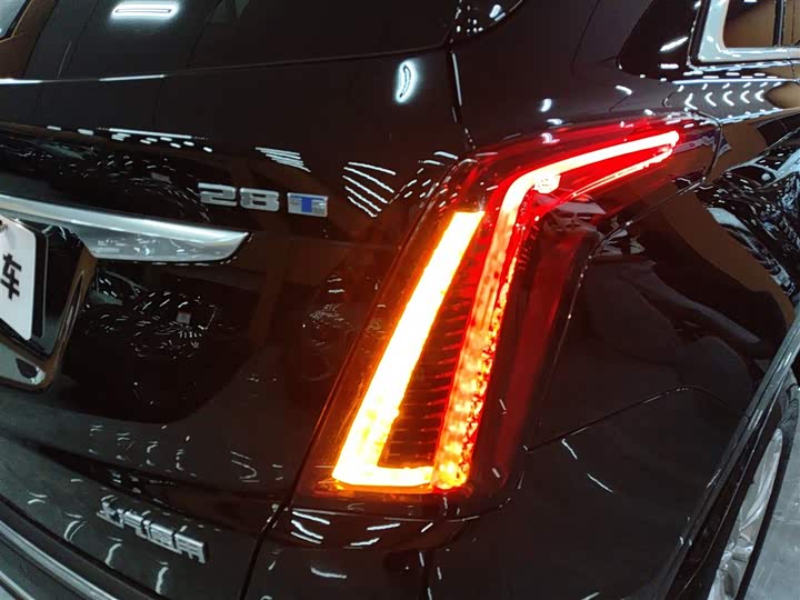 Фото 8 - Cadillac XT5