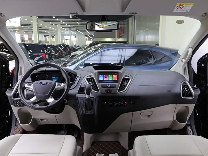 Фото 10 - Ford Tourneo