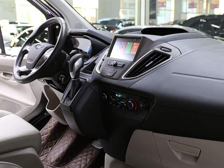 Фото 17 - Ford Tourneo