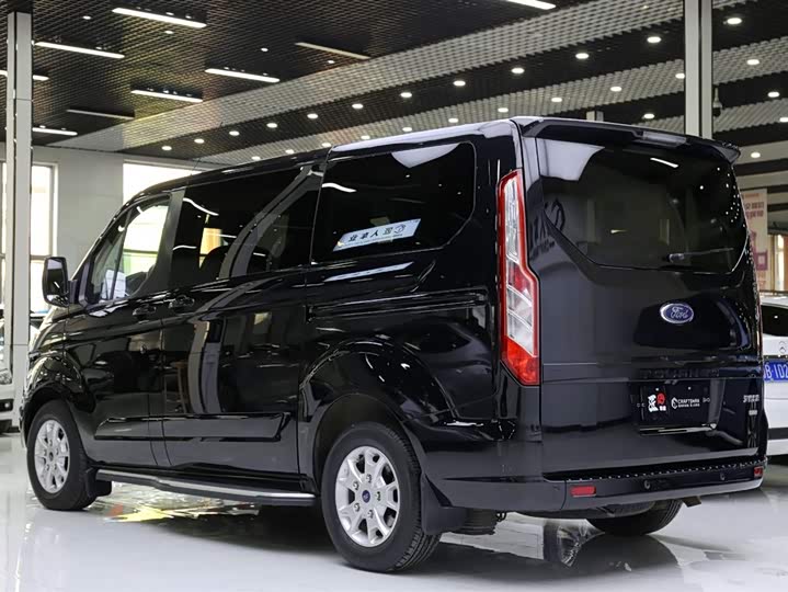 Фото 21 - Ford Tourneo