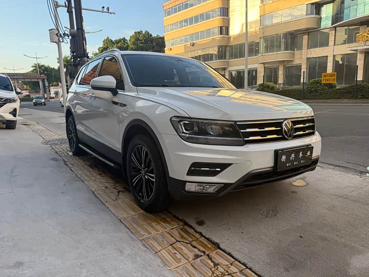 Фото 3 - Volkswagen Tiguan L Pro