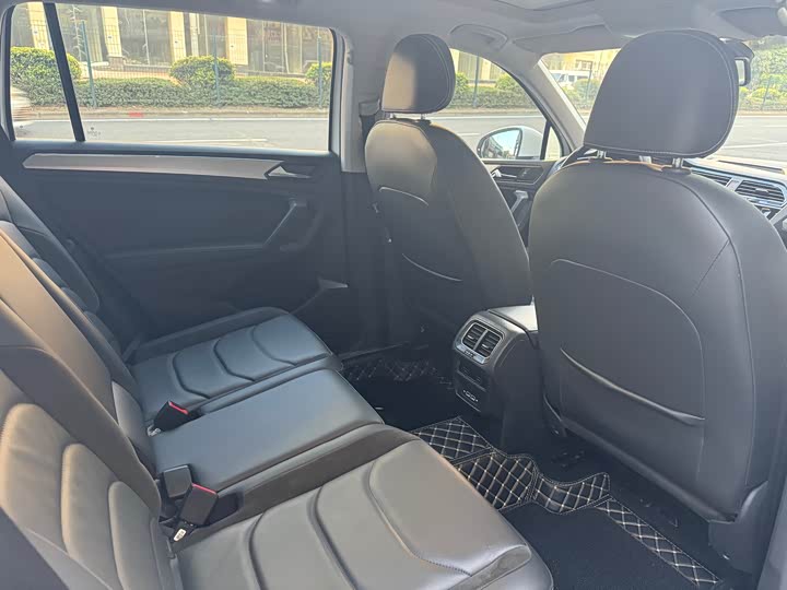 Фото 8 - Volkswagen Tiguan L Pro