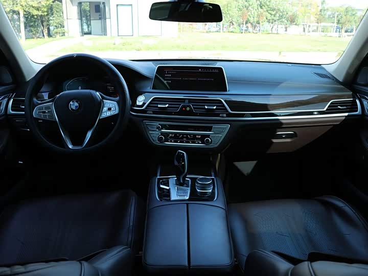 Фото 2 - BMW 7 Series