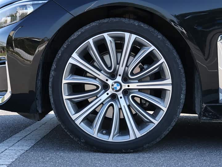 Фото 9 - BMW 7 Series