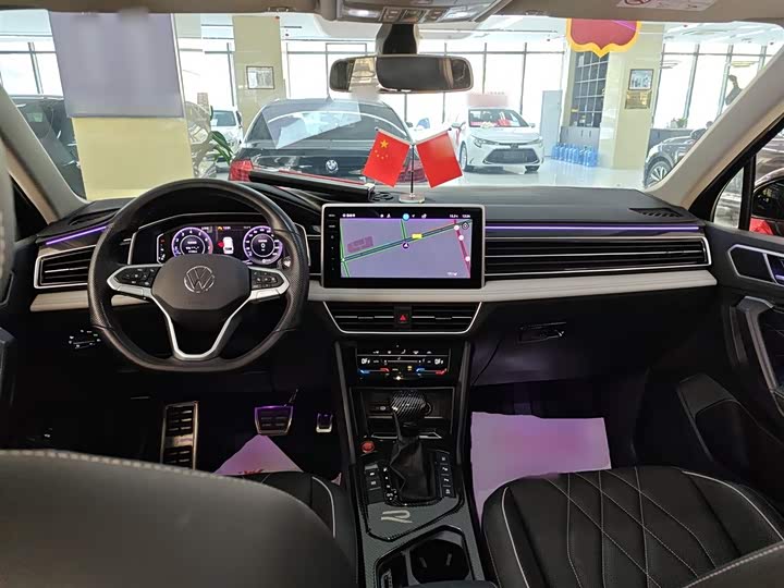 Фото 10 - Volkswagen Tiguan L Pro