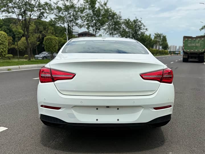 Фото 13 - Hongqi H5