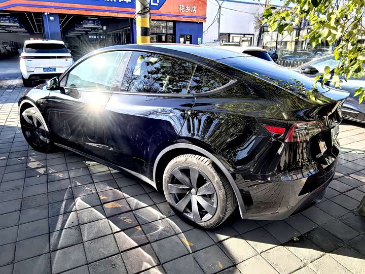 Фото 10 - Tesla Model Y