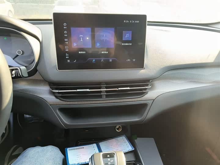 Фото 13 - Hongqi E-QM5