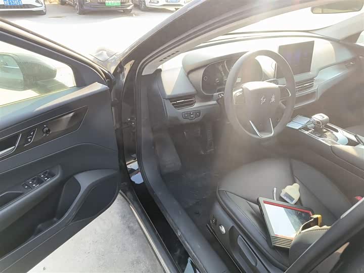 Фото 16 - Hongqi E-QM5