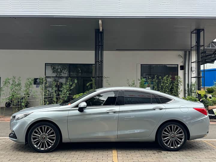 Фото 12 - Hongqi H5