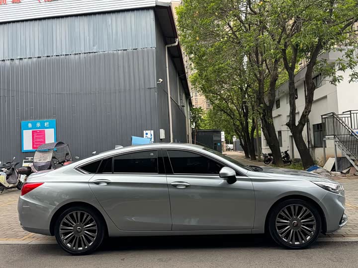 Фото 13 - Hongqi H5