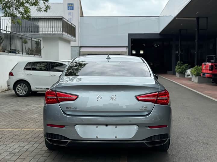 Фото 16 - Hongqi H5