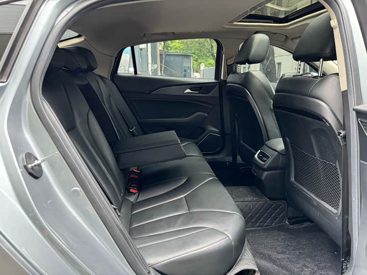 Фото 6 - Hongqi H5