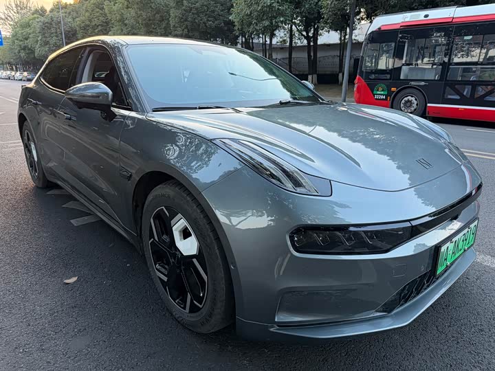 Фото 3 - Zeekr 001