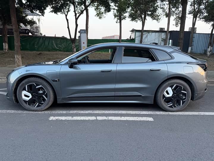 Фото 4 - Zeekr 001