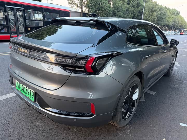 Фото 7 - Zeekr 001