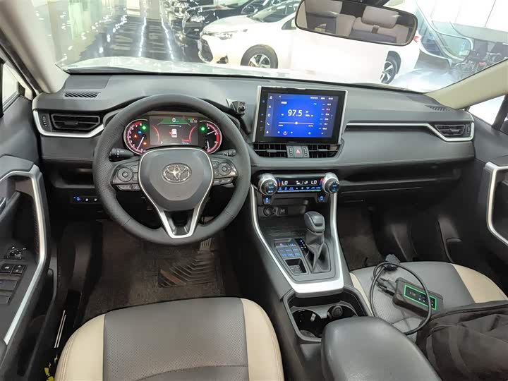 Фото 10 - Toyota RAV4