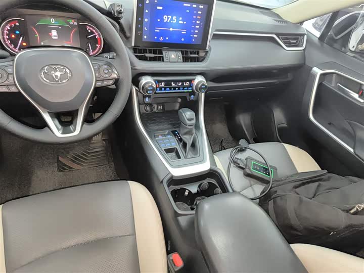 Фото 14 - Toyota RAV4