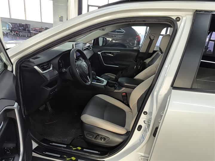 Фото 15 - Toyota RAV4