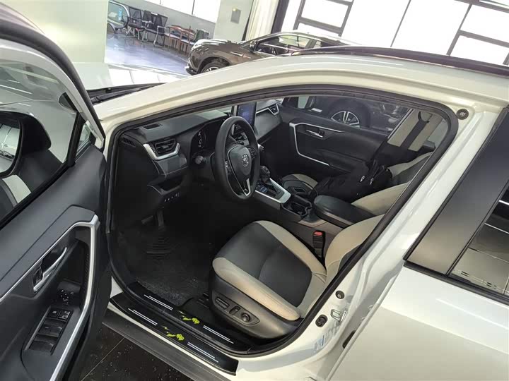 Фото 16 - Toyota RAV4