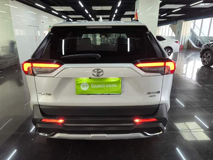 Фото 6 - Toyota RAV4