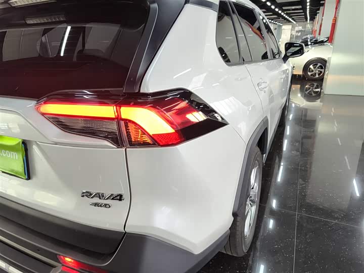 Фото 8 - Toyota RAV4