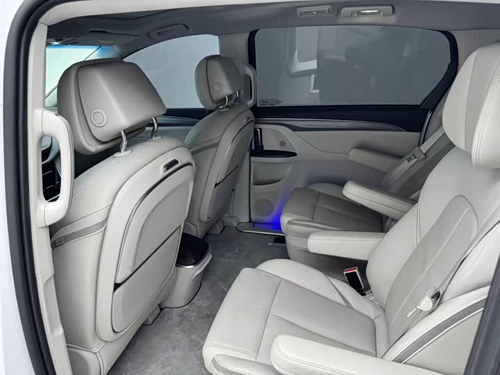 Фото 10 - Buick GL8 ES