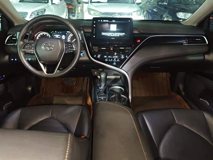 Фото 10 - Toyota Camry