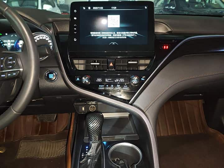 Фото 13 - Toyota Camry