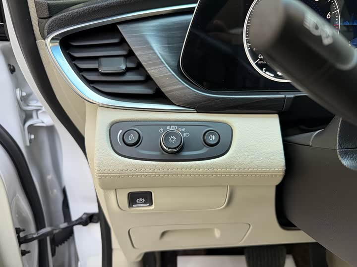 Фото 10 - Buick GL8 ES