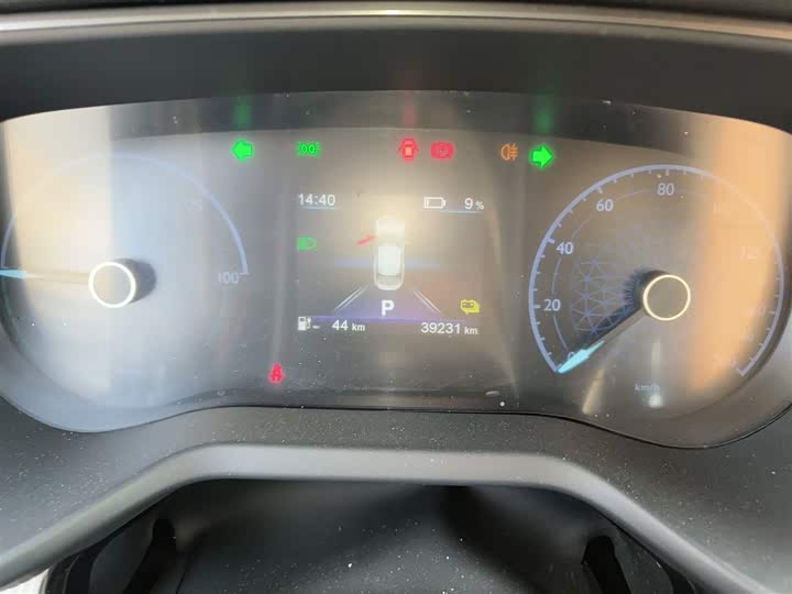 Фото 12 - Hongqi E-QM5