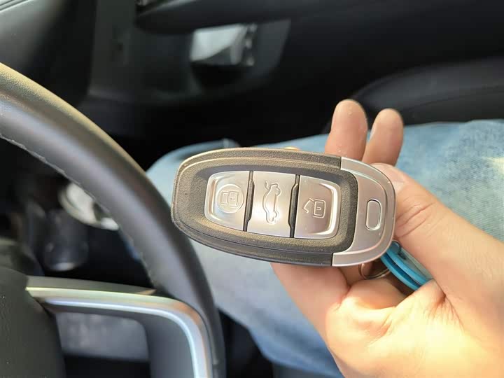 Фото 9 - Hongqi E-QM5