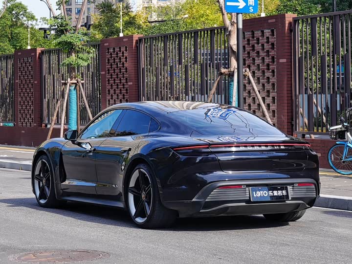 Фото 4 - Porsche Taycan