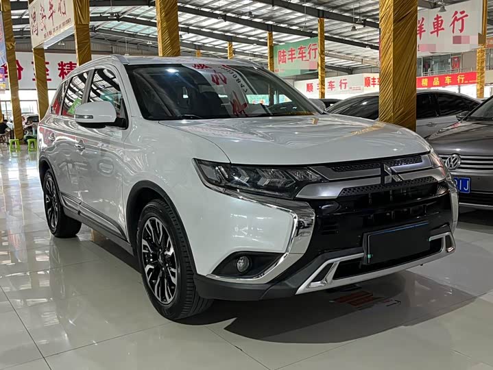 Фото 3 - Mitsubishi Outlander