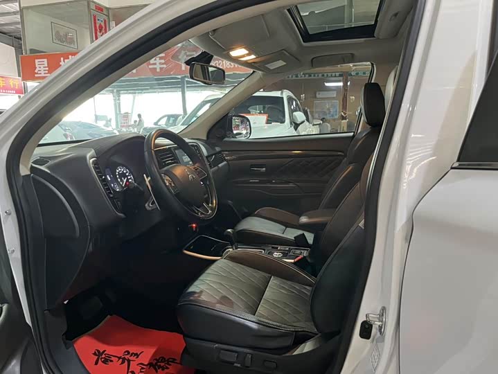 Фото 7 - Mitsubishi Outlander