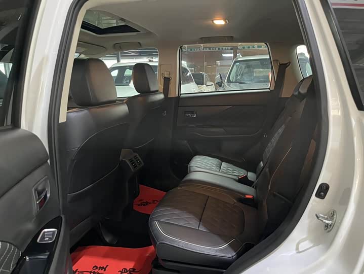 Фото 8 - Mitsubishi Outlander