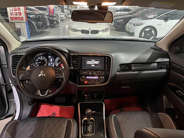 Фото 9 - Mitsubishi Outlander