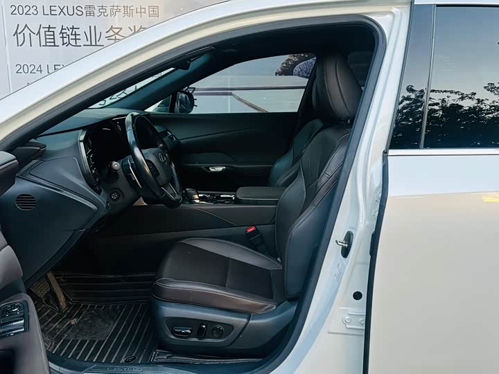 Фото 4 - Lexus RX