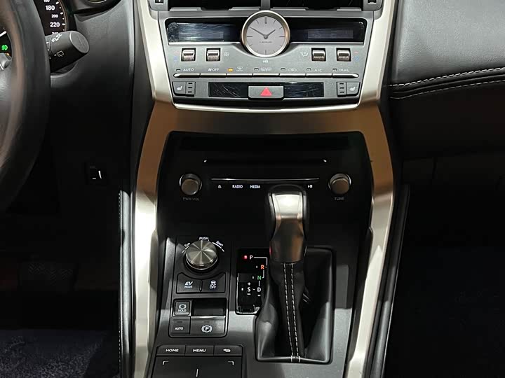 Фото 17 - Lexus NX