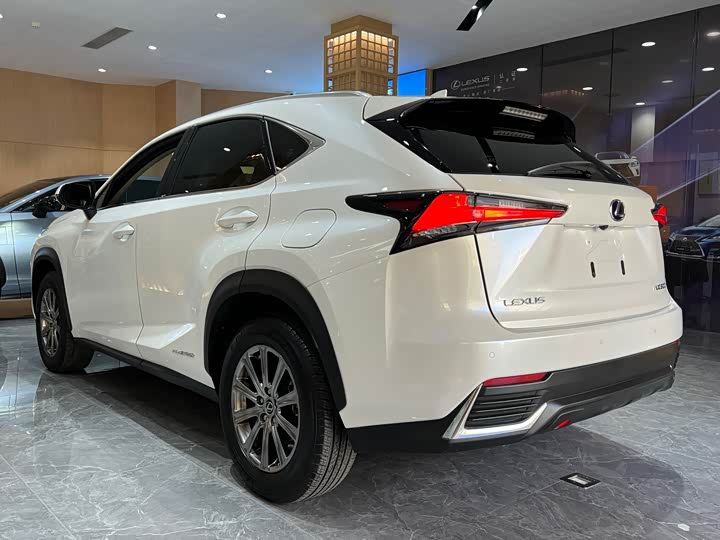 Фото 4 - Lexus NX