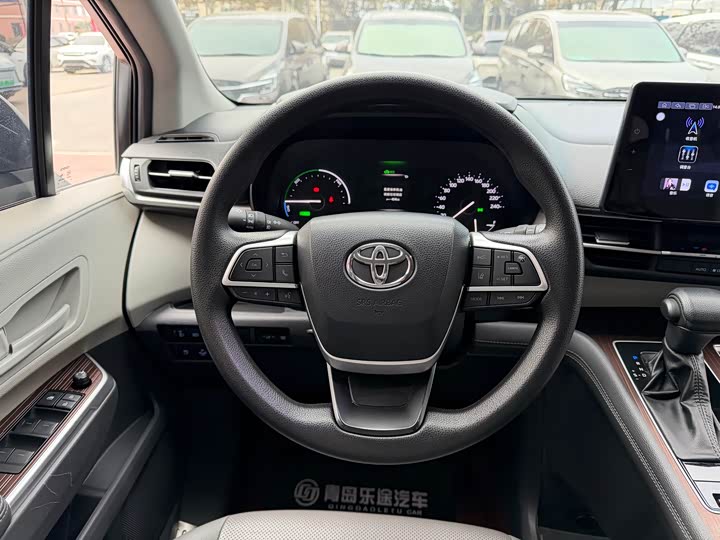 Фото 10 - Toyota Sienna