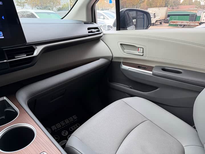 Фото 12 - Toyota Sienna