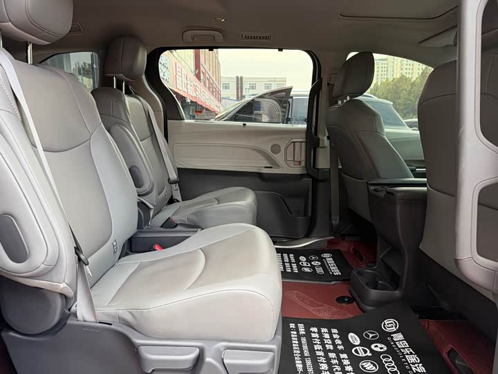 Фото 14 - Toyota Sienna