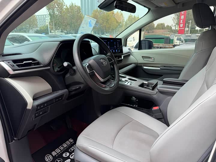 Фото 7 - Toyota Sienna