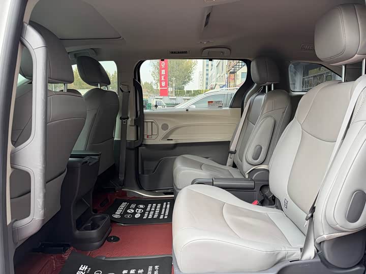 Фото 8 - Toyota Sienna