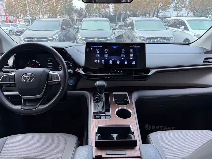 Фото 9 - Toyota Sienna