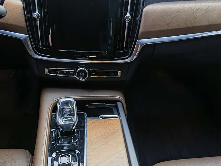 Фото 15 - Volvo S90