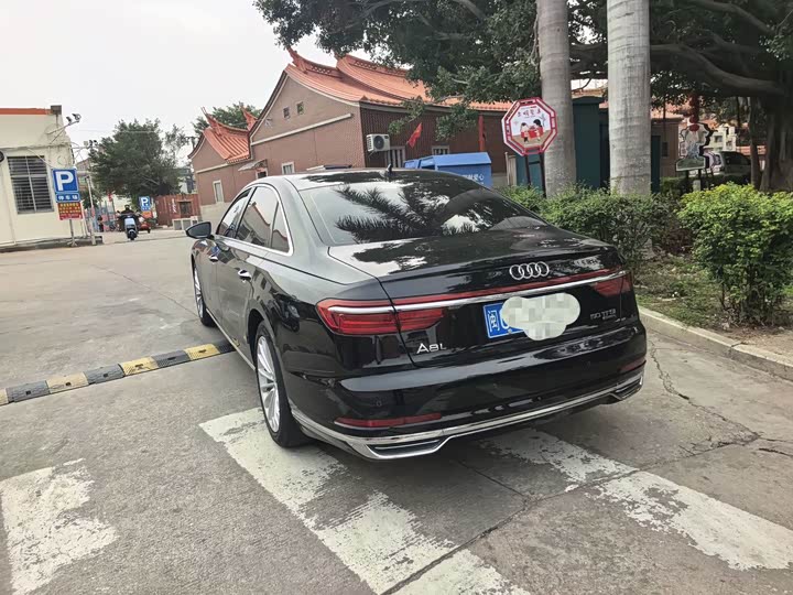 Фото 10 - Audi A8