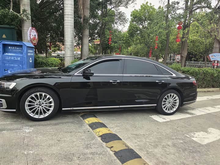 Фото 3 - Audi A8
