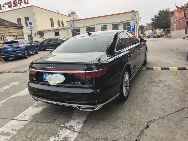 Фото 9 - Audi A8